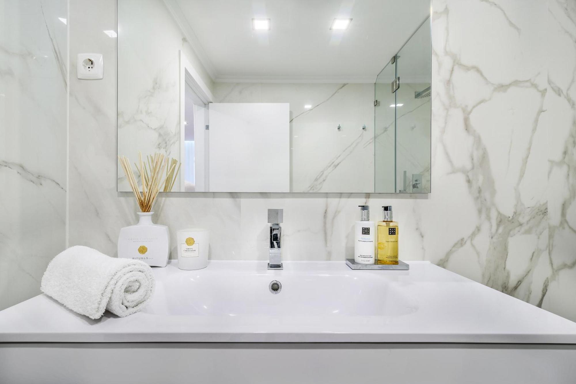 Whome City Chic Escape: Your Stylish Haven In Downtown Lizbona Zewnętrze zdjęcie